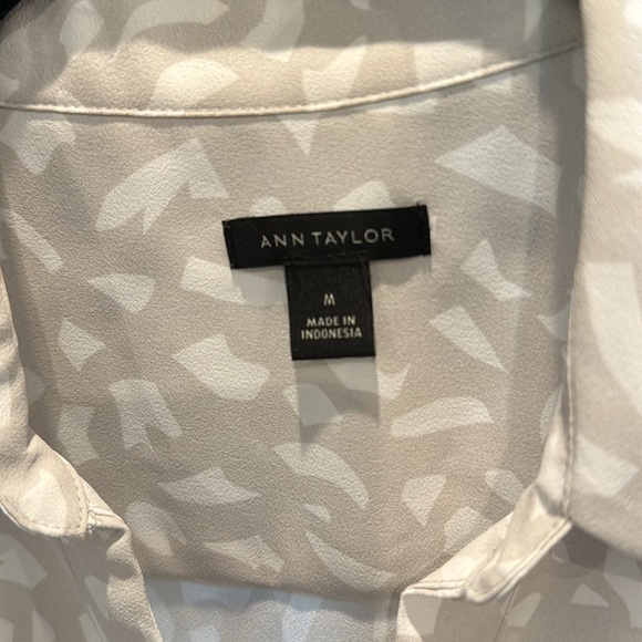 Ann Taylor button down suiting shell - Picture 3 of 4